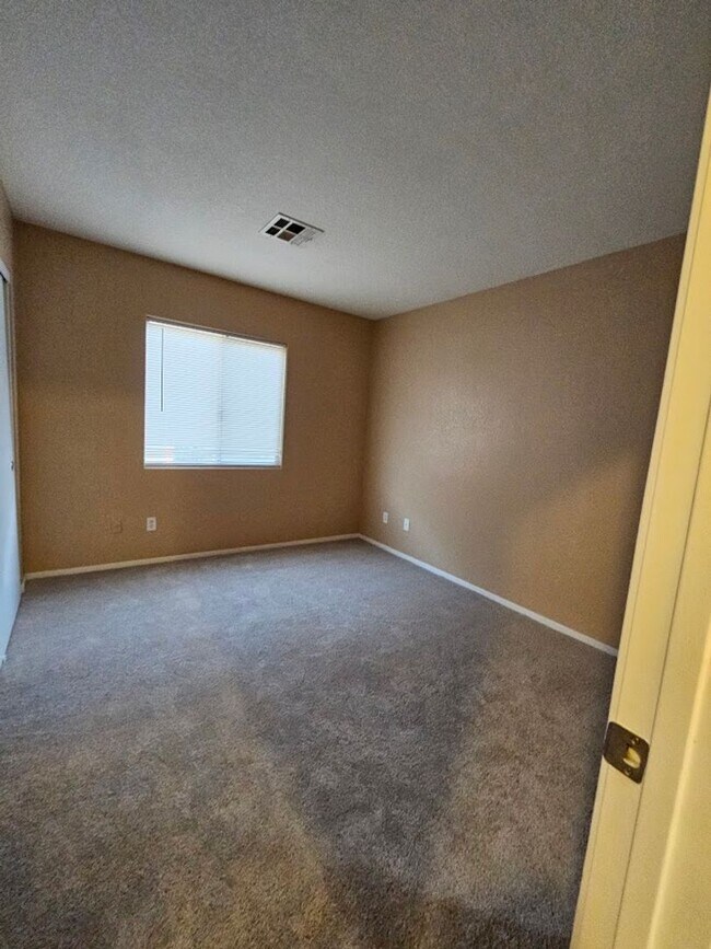 Building Photo - Spacious 4BD/3BA Home with Mountain Views in Las Vegas!