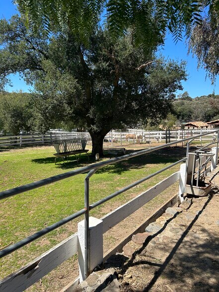 Building Photo - 40500 Avenida La Cresta