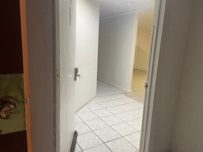 Building Photo - 412 15th Ave S