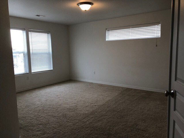 Building Photo - 4 Bedroom 2.5 Bath with 2 car garage