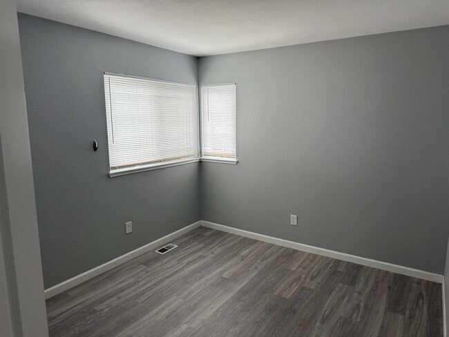 Building Photo - 380 W Ruby St