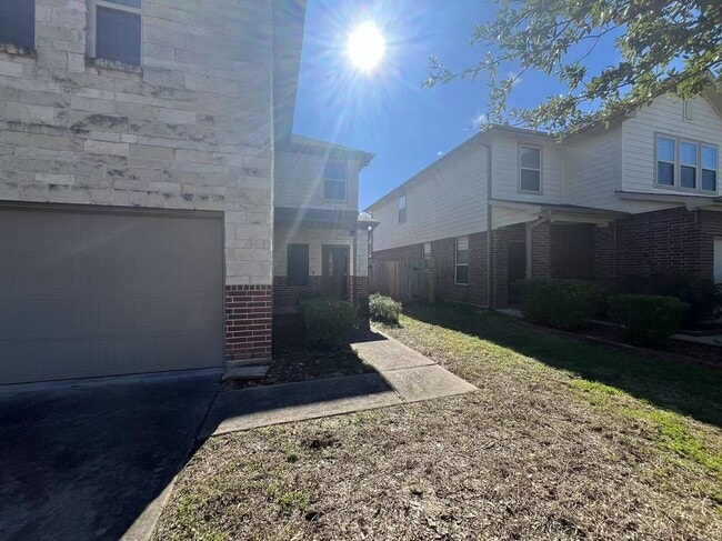 Building Photo - Spacious 4-Bedroom Family Home with Open F...