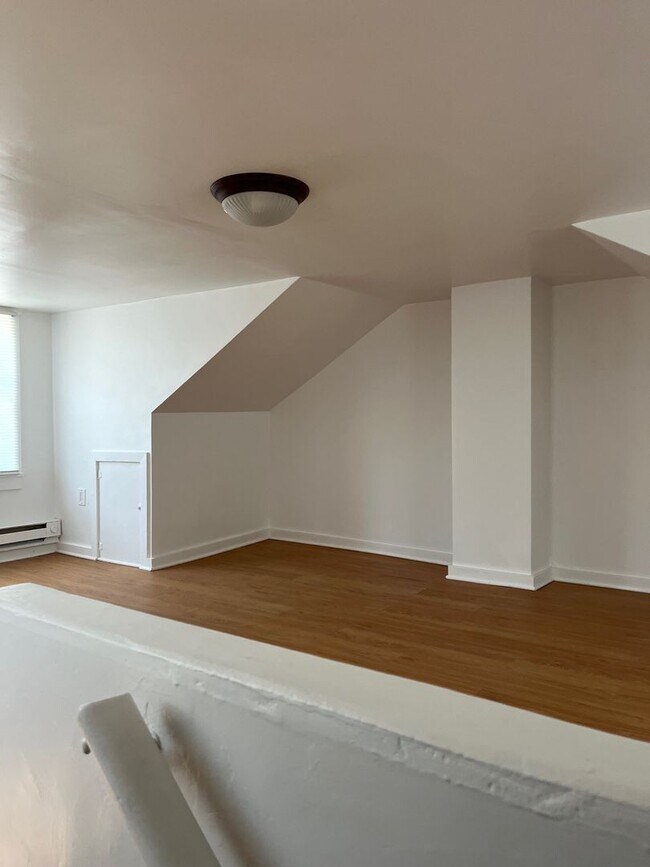Building Photo - Spacious 3Bed/1 Bath Townhouse