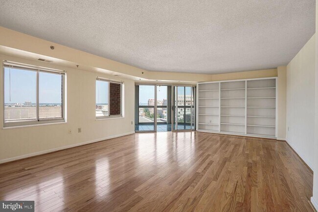 Building Photo - 2121 Jamieson Ave