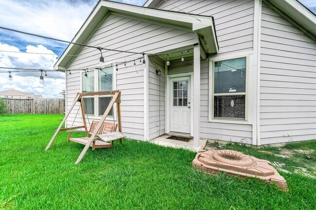 Building Photo - 14925 Gray Ridge Ln