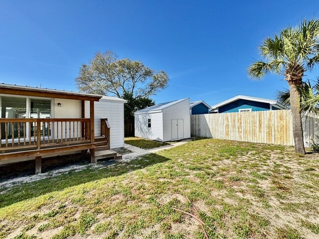 Building Photo - Recently Renovated 2 Bedroom / 2 bathroom ...