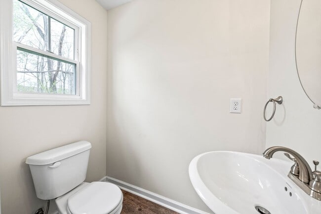Building Photo - Dog Friendly Three Bedroom!