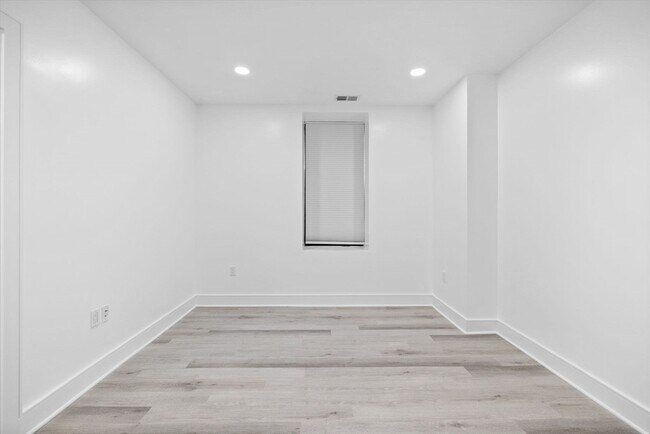Building Photo - 706 Saw Mill Brook Pkwy