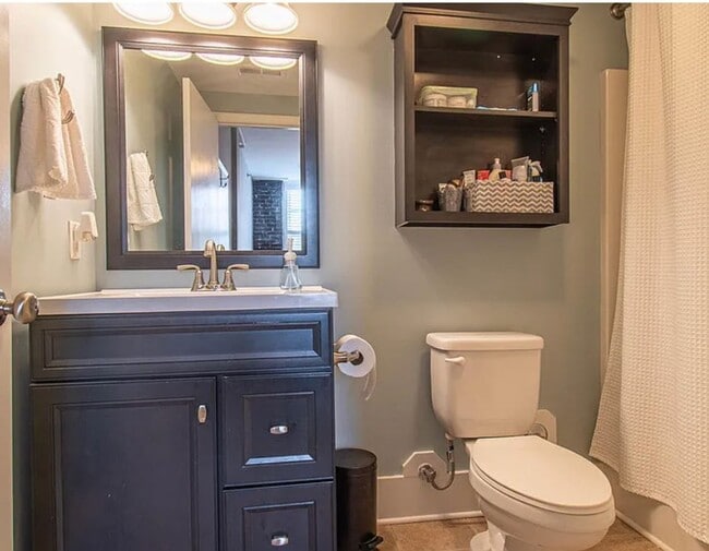 Building Photo - Knoxville 37917 - 1 bedroom 1 bath condo - call Howard Grower 865-705-0969