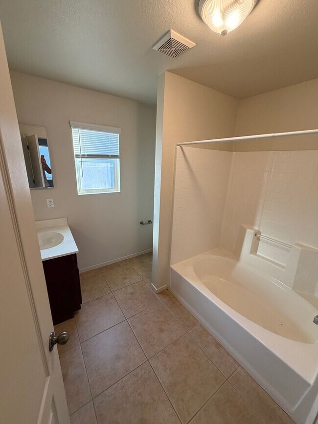Building Photo - 585 Hart Dr