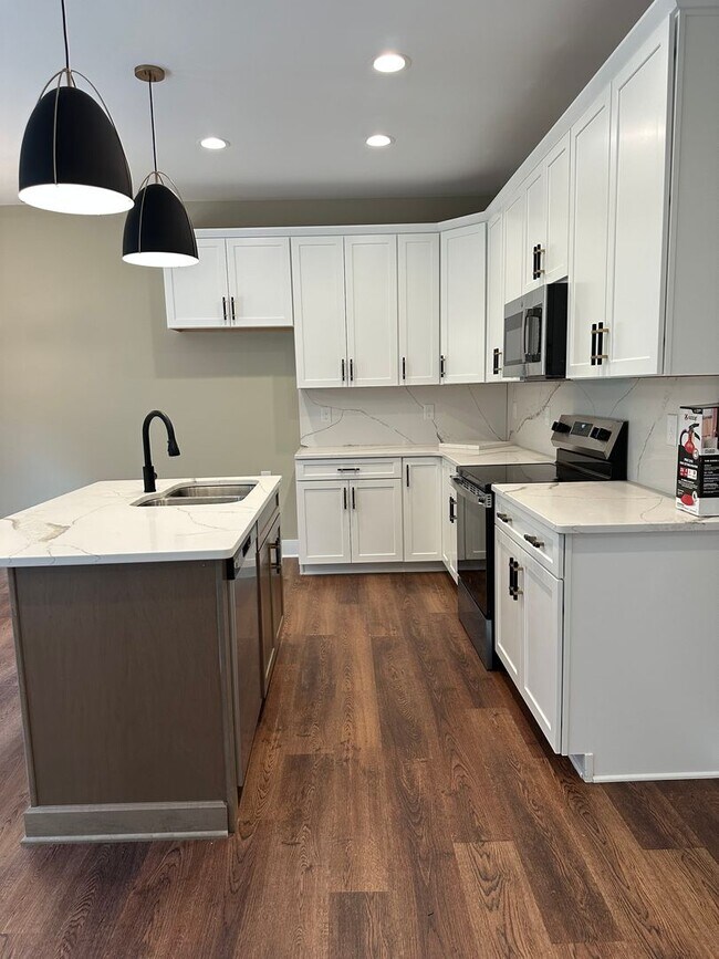 Building Photo - Beautiful new townhouse located in the new...