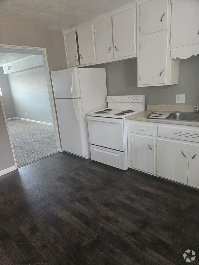 Building Photo - 2nd floor corner unit!!