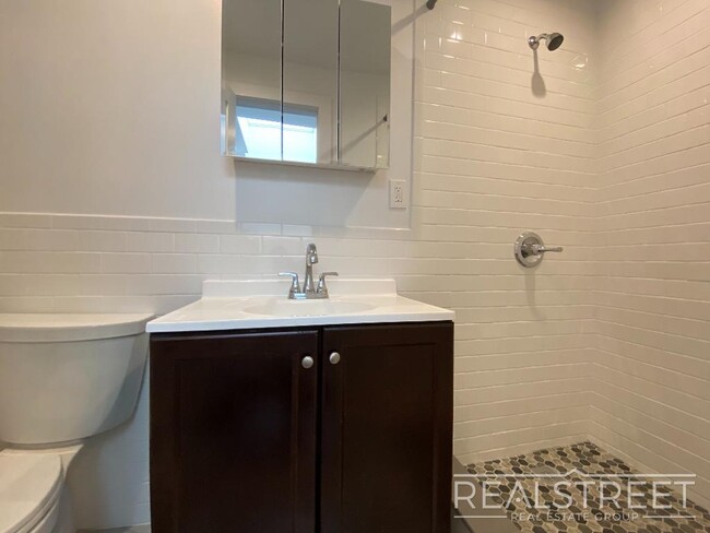 Building Photo - Stunning New 2 Bed in Ridgewood Townhouse