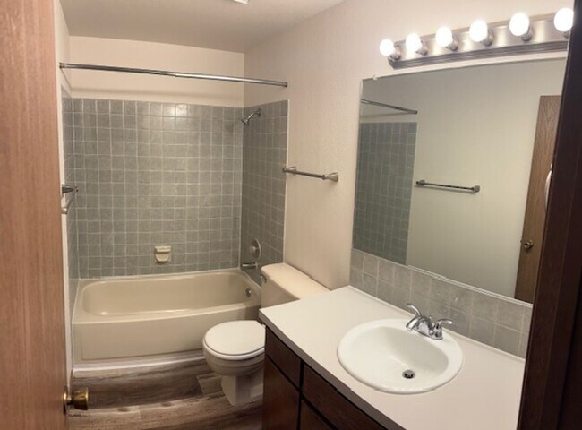 Building Photo - 1126
