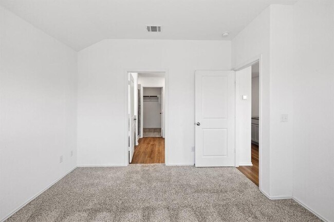 Building Photo - 215 Silver Springs Bend