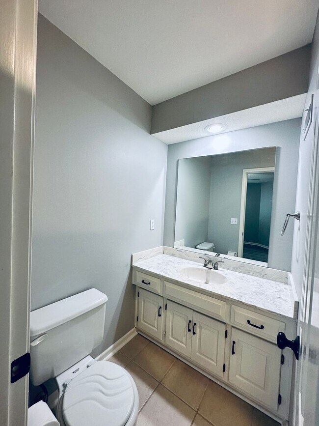 Building Photo - {10709}  Spacious Overland Park Duplex + T...