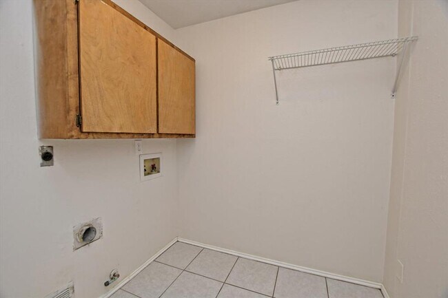 Building Photo - 1705 Laurel Ln