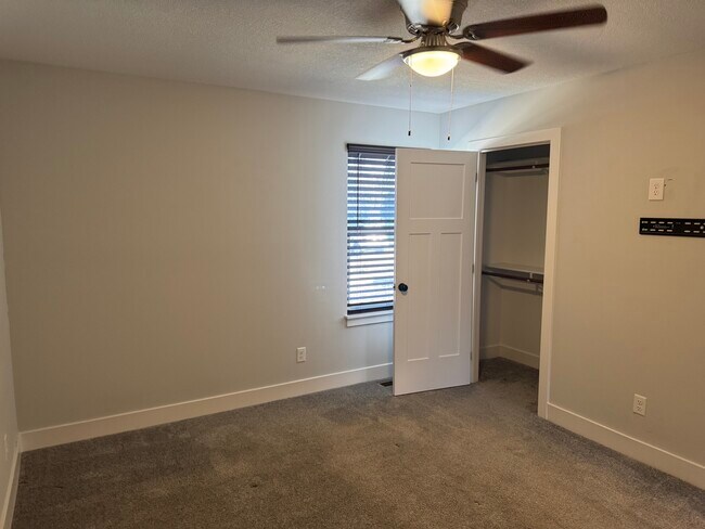 Building Photo - Oak Grove