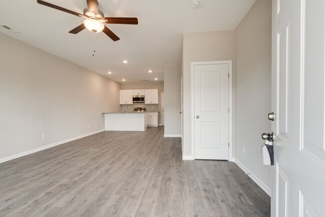 Building Photo - Lovely Townhome in Columbia!