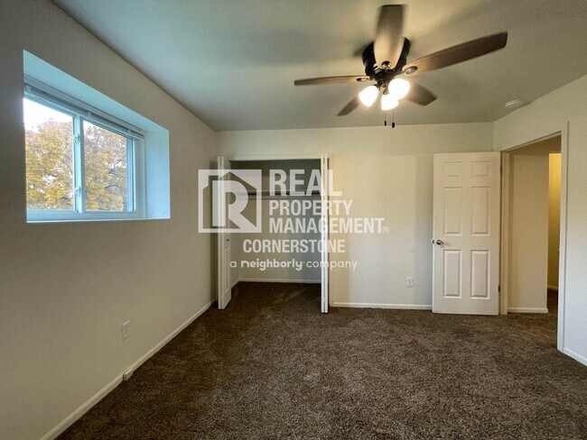 Building Photo - Move In Ready Townhome