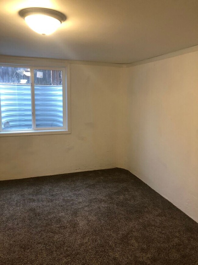 Building Photo - Adorable 3 Bed 1.5 Bath House