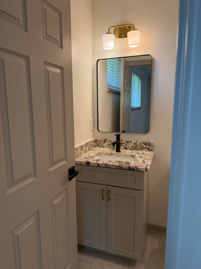 Building Photo - Knoxville 37923 - 3 bedroom 2 bath home located in heart of West Knoxville with separate 1 bedroo...