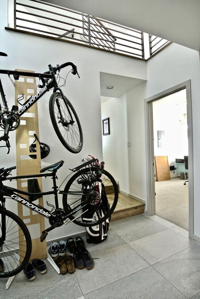 Building Photo - Modern, Stand Alone Home in the heart of Ballard!