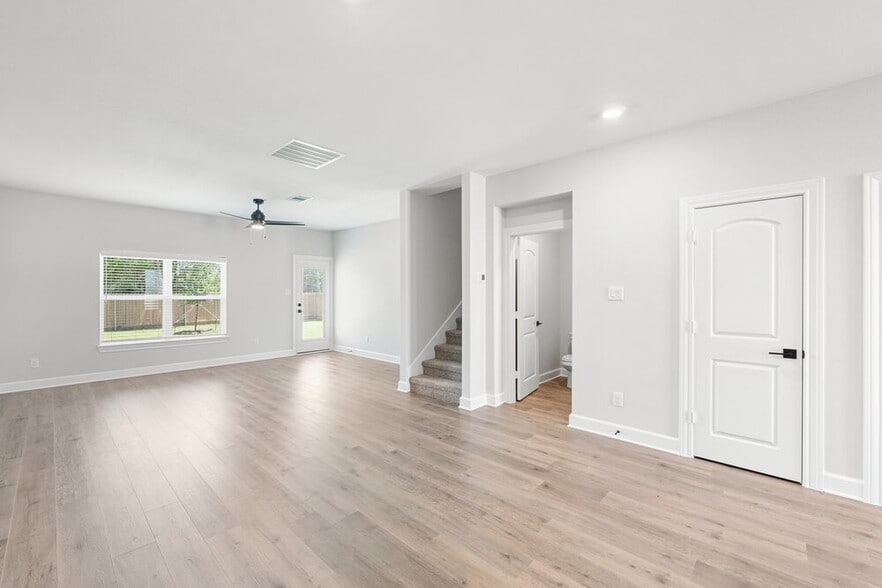 Building Photo - 240 Live Oak Ln