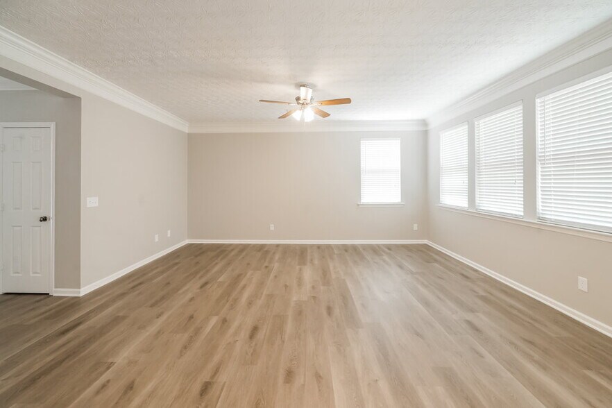 Building Photo - 2240 Valley Creek Dr