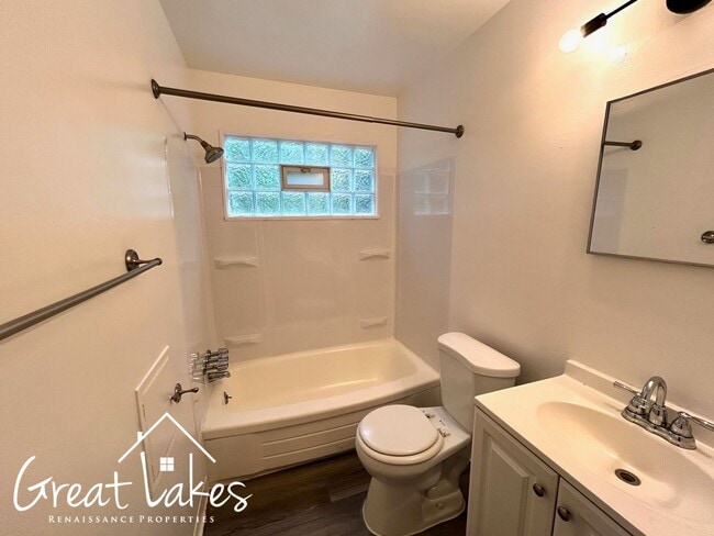 Building Photo - Charming 3 Bedroom 1 Bathroom now availabl...