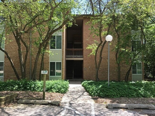 Building Photo - "Charming 2-Bedroom Retreat in Lisle with Spacious Living – 850 Sq Ft of Comfort!"