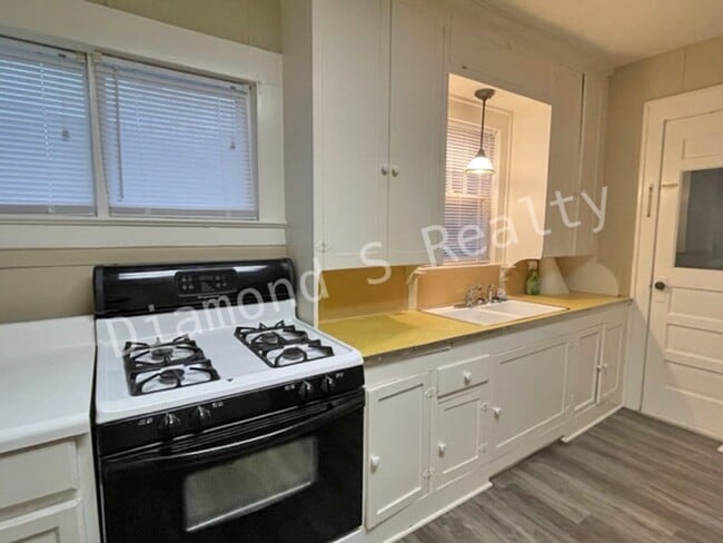 Building Photo - Charming Bungalow-Style Home Available Now