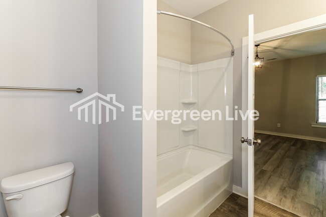 Building Photo - 177 Park Dr N