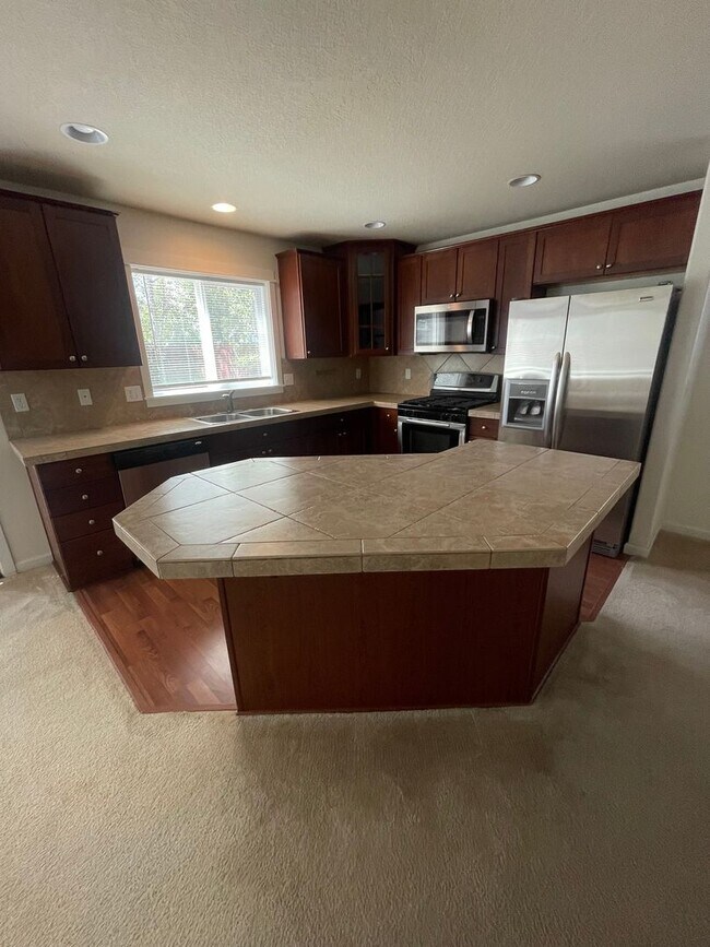 Building Photo - Gorgeous Pet Friendly Three Bedroom Home I...