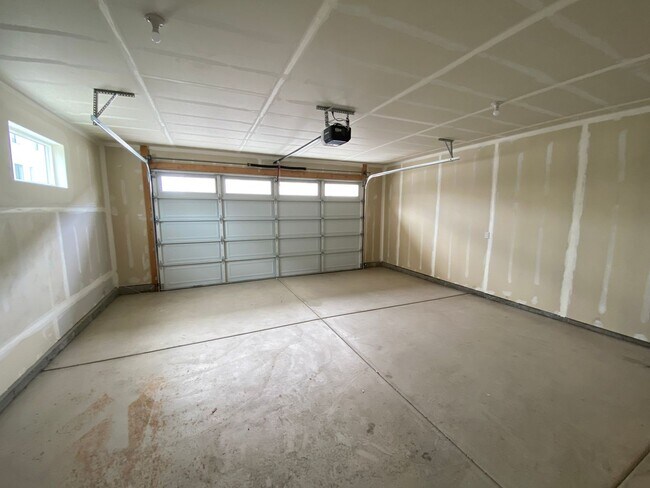 Building Photo - Beautiful Newer Rockwell Ranch Townhome (End Unit)