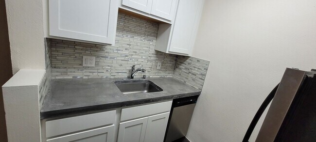 Building Photo - 809 S Circle Dr