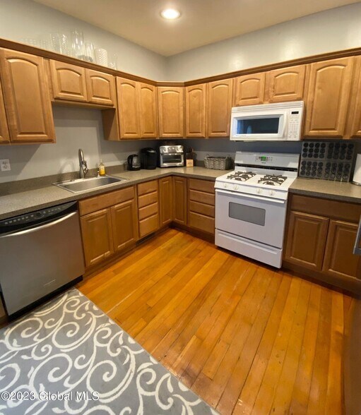 Kitchen - 104 Catherine St