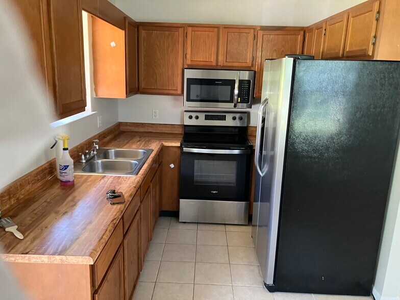 Building Photo - 720 E Nelson Ave