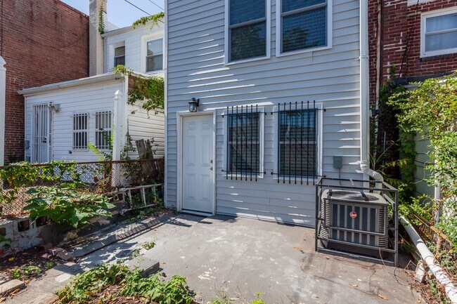 Building Photo - Trinidad Rowhome | 2 Bed | 1 Bath | 800 Sf | Large Fenced-In Front Porch & Fenced-in Backyard | 2...