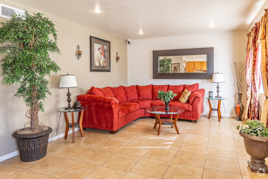 Camelback - 2BD, 1.5BA Living Room - Camelback Courtyard