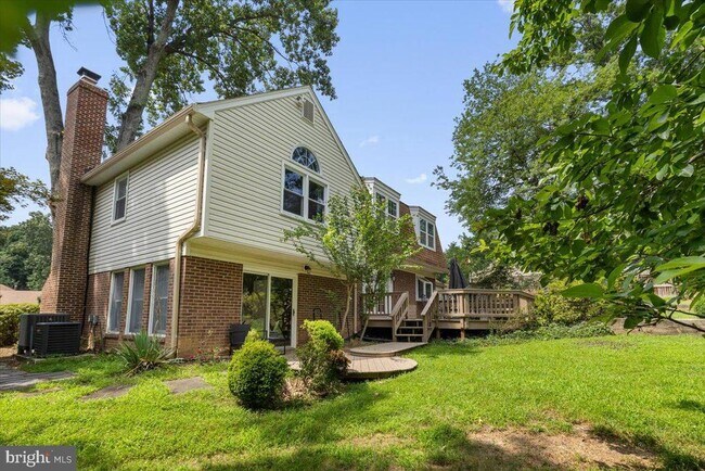 Building Photo - 2215 Loch Lomond Dr
