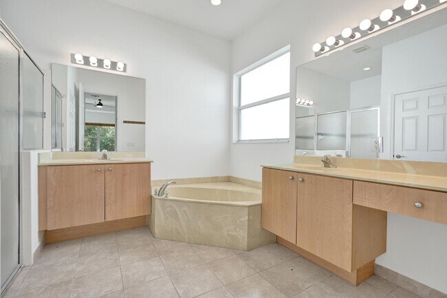 Building Photo - 118 NW Pleasant Grove Way