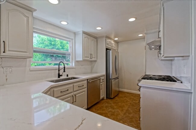 Building Photo - RECENTLY REMODELED, BRIGHT & AIRY 3BR2BA G...