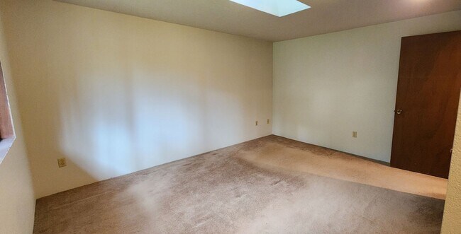 Building Photo - LYNNWOOD Spacious 3 bdrm + Den & Family Room Home