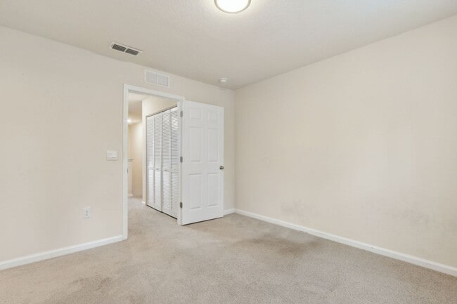 Building Photo - Nearly New 2BR/2.5BA Townhome – Great Loca...