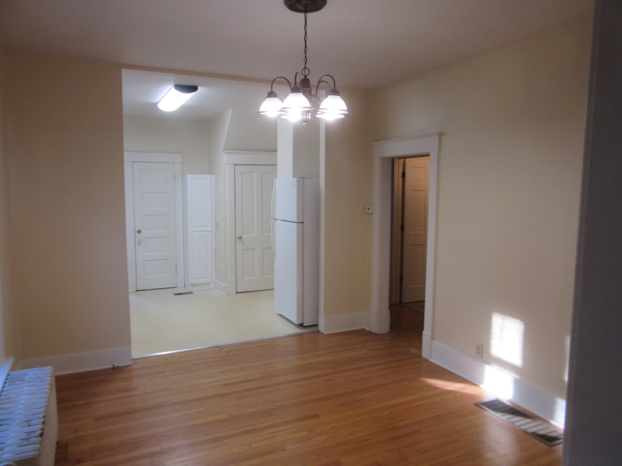 Building Photo - 605 1/2 N State St