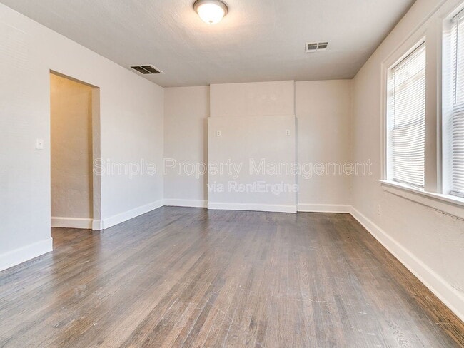 Building Photo - 946 East Dr