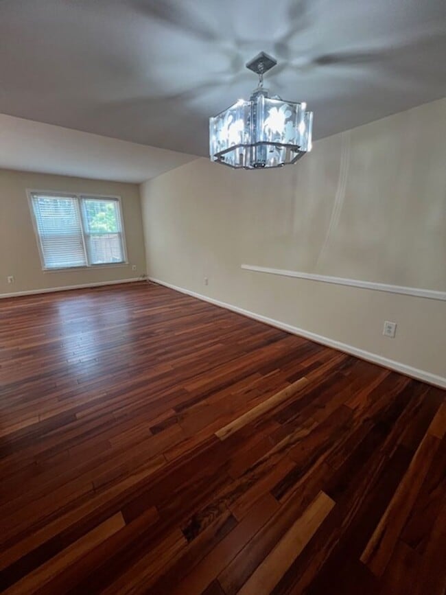Building Photo - NICE TOWNHOME IN MONTGOMERY VILLAGE WITH F...