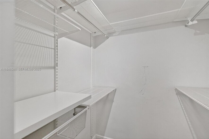 Building Photo - 539 Menendez Ave