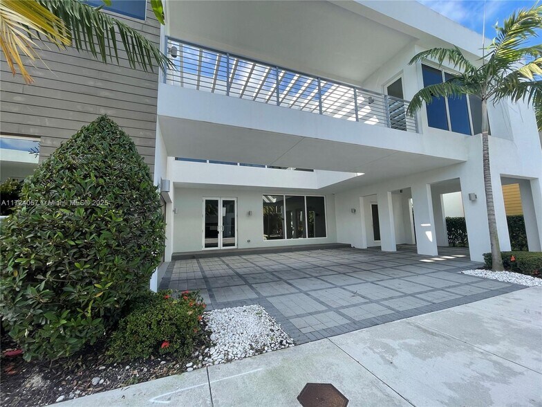 Building Photo - 10250 NW 74th Ter